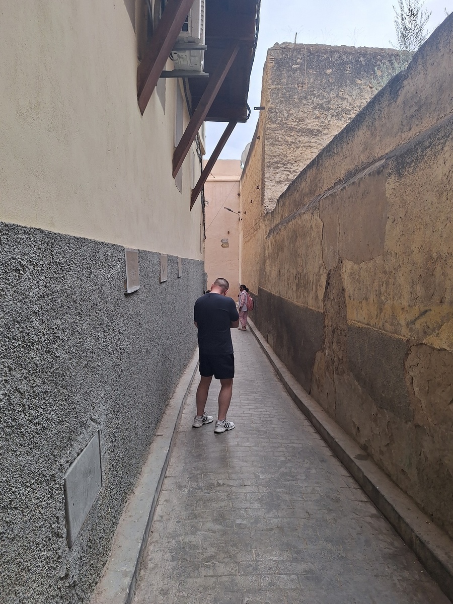 тут Жади бегала в кино