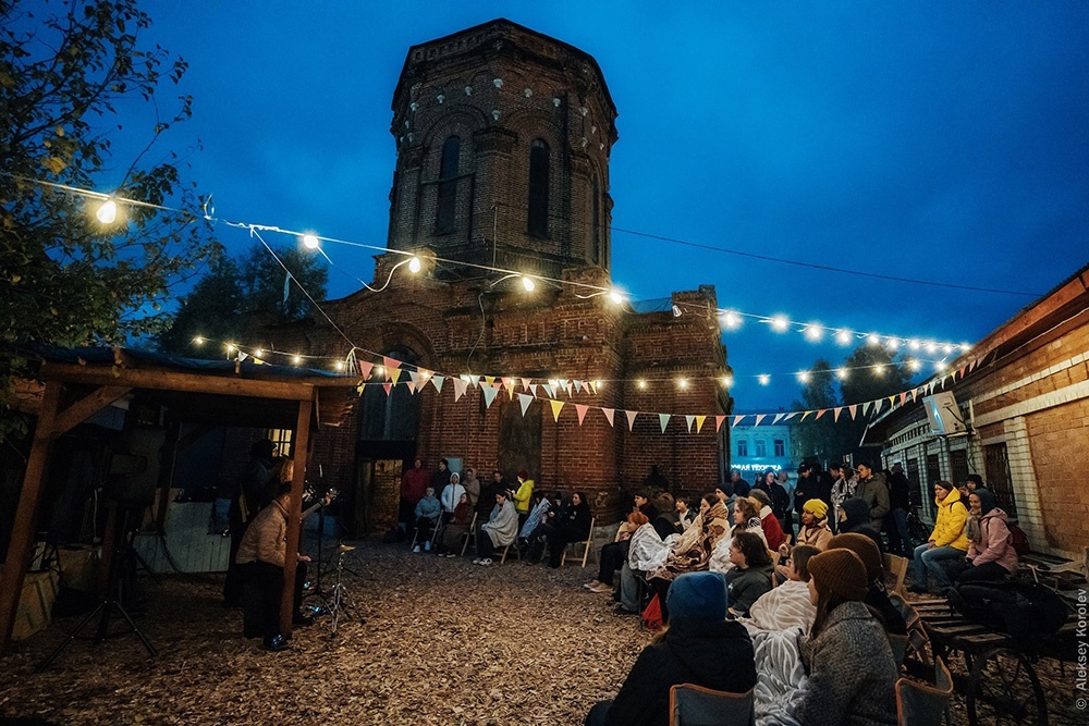    Культурные события шли во дворе башни все лето. / Алексей Королев