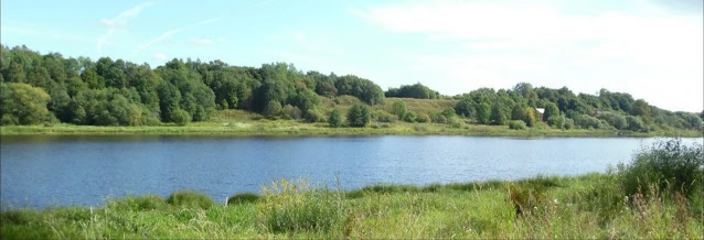 Вид через Волхов от Староладожской крепости на урочище Плакун