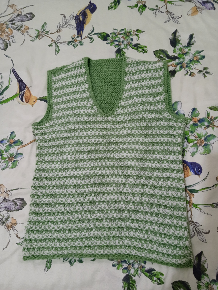 Собственное фото автора. Мой вязаный жилет, как образец, для иллюстрации рассказа