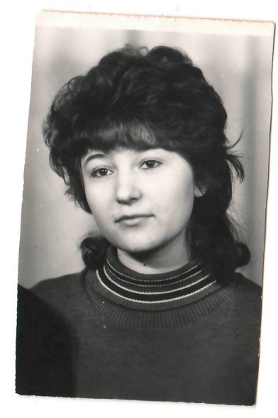 Фото из альбома автора. Я, 1985 год, мне 19 лет. На мне шерстяное платье (также зелёного цвета с воротником в полоску)
