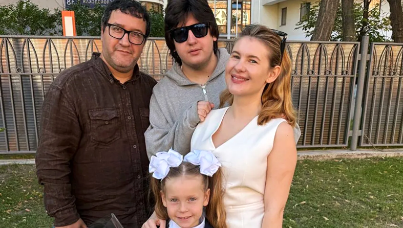 на фото Анна Цуканова-Котт с мужем и детьми