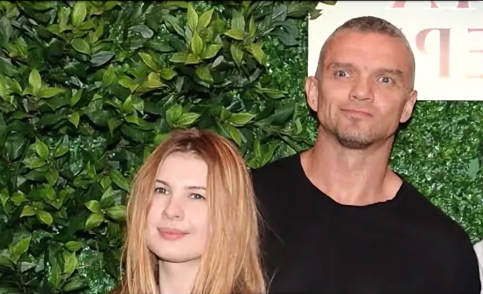 на фото Анна Цуканова-Котт и Владимир Епифанцев