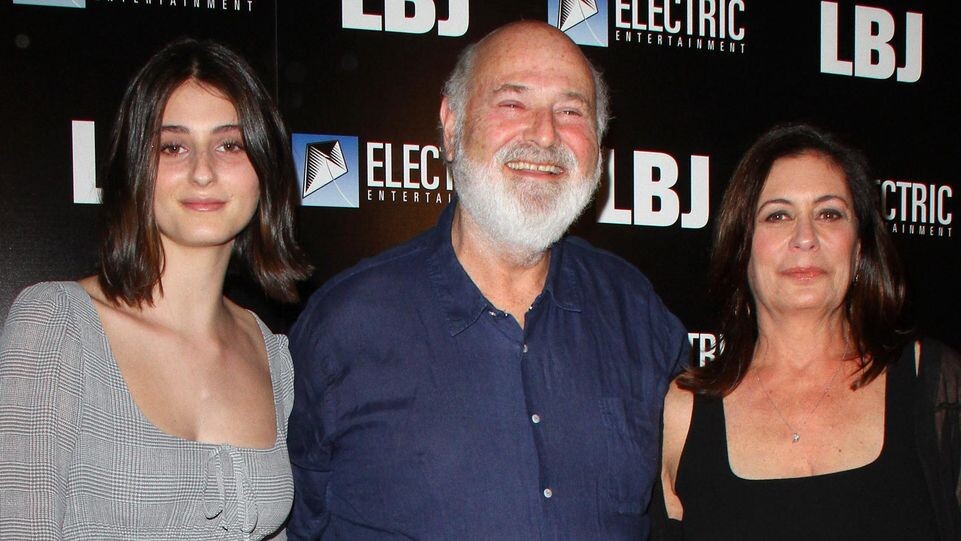    Роб Райнер c дочерью Роми и женой Мишель, Лос-Анджелес, 24 октября 2017 года. AdMedia / www.globallookpress.com