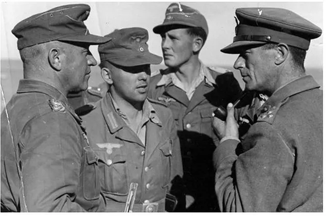 Нацистский генерал Фридрих-Вильгельм Мюллер (слева) с капитулирующим британским офицером на Крите