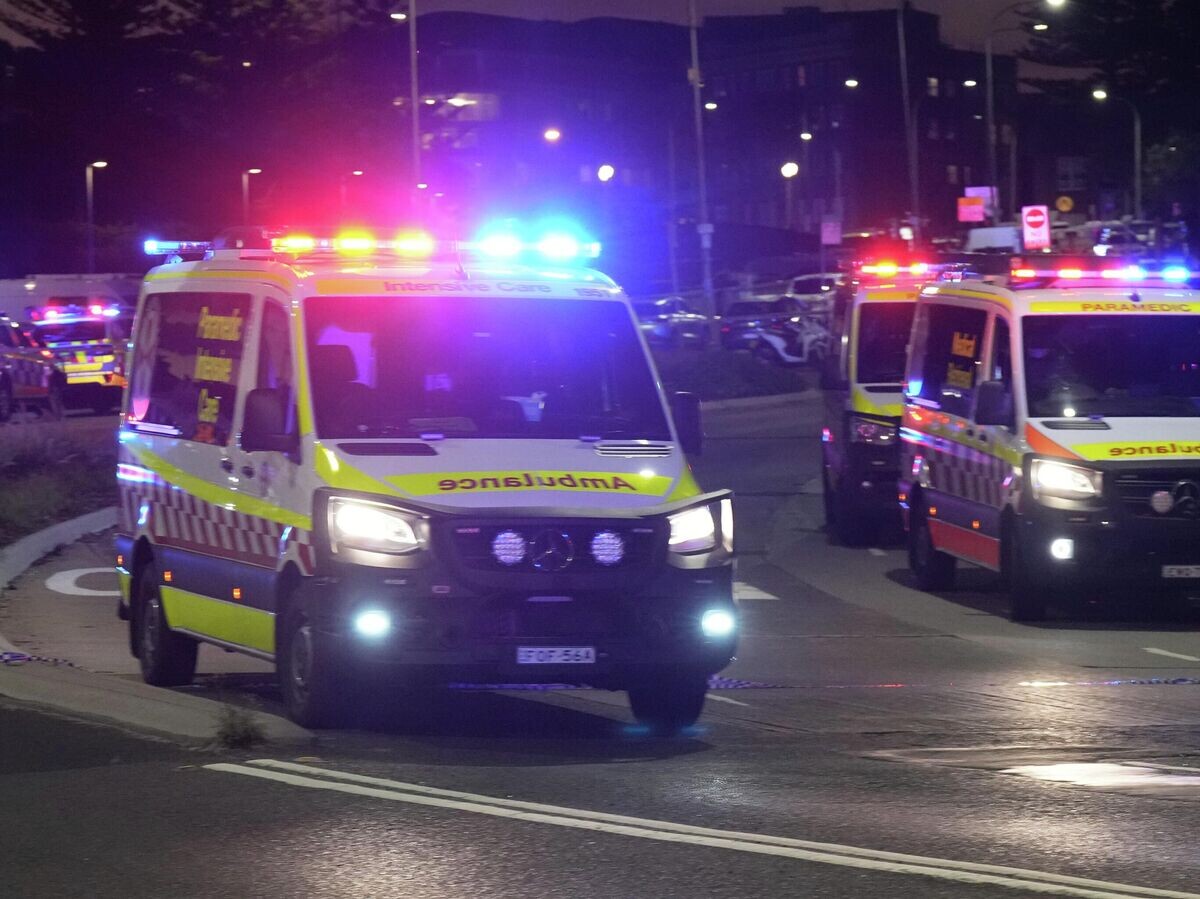    Автомобили скорой помощи на месте массовой стрельбы на пляже Бондай в Сиднее | © AP Photo / Mark Baker