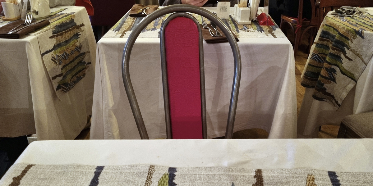 "100 хинкали", интерьер, посадка, минимальный цветокор.