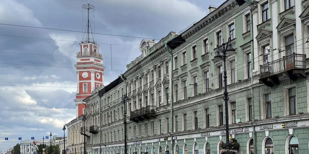 Трёхкомнатная квартира на Невском проспекте с исторической террасой в доме 1806 года постройки