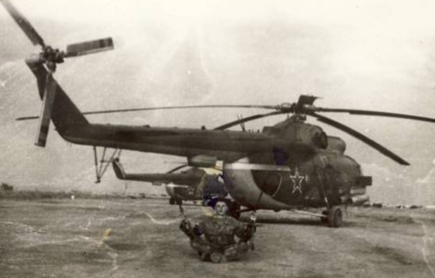 Пограничник Керкинской ДШМГ на фоне вертолетов пограничной авиации. СССР, 1983 год