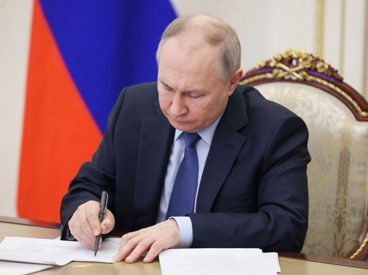    Президент РФ В. Путин провел совещание по вопросам развития Крыма и Севастополя© POOL