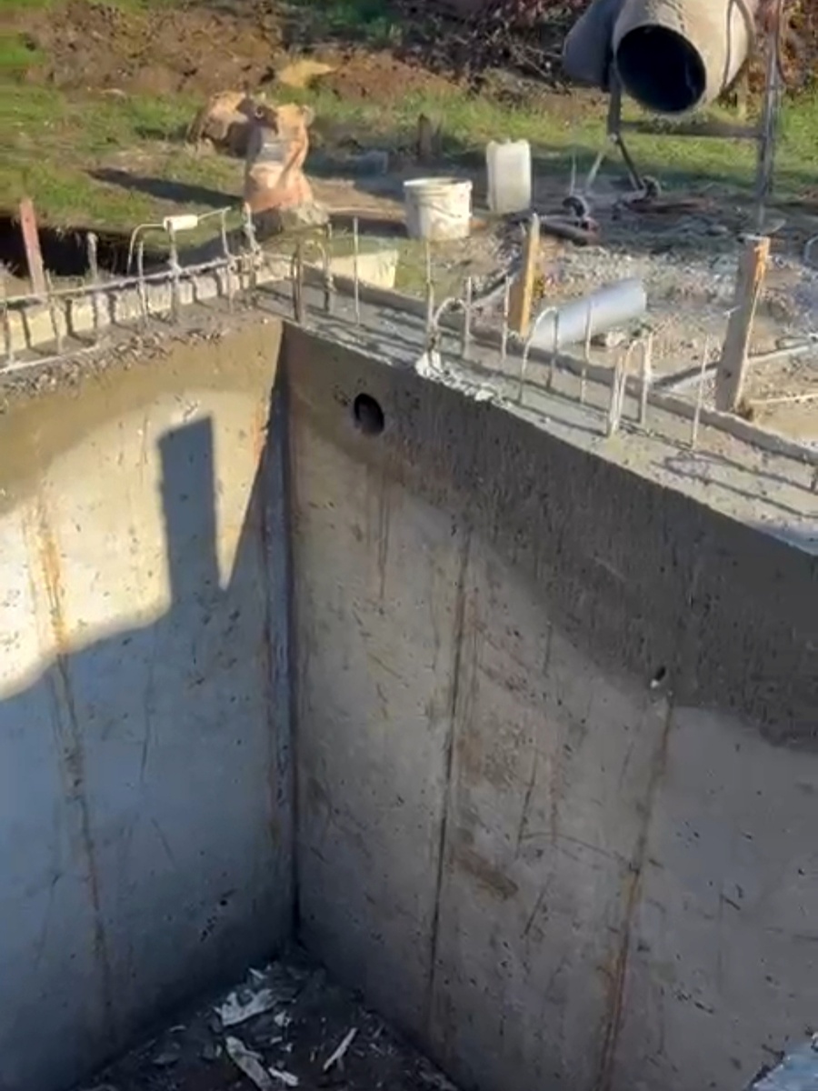 Заливаем погреб. Фото автора. 