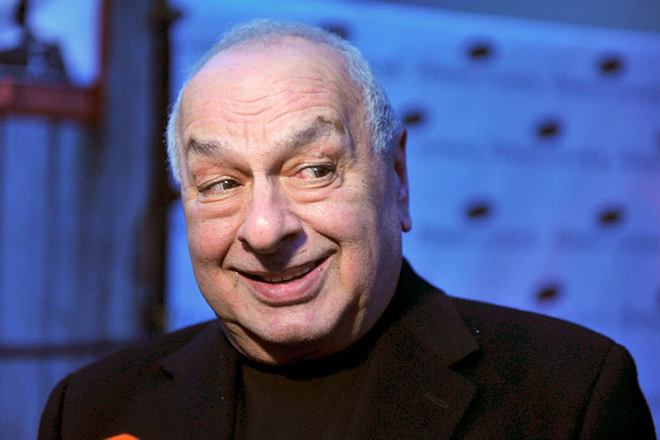 Левон Оганезов стал дедушкой трижды — у него есть внучки Вероника, Наташа и Алиса. Семья последние годы жила в США (в 90-х музыкант перевёз туда всех, но в 97-м сам вернулся назад и жил на две страны).