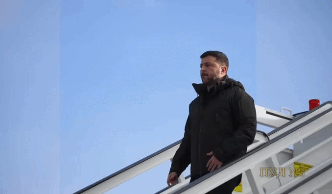    И.о. украинского президента прилетел в Берлин, где в очередной раз попытается переписать "мирный план" Трампа. Видео: ТГ-канал "Пул №3"
