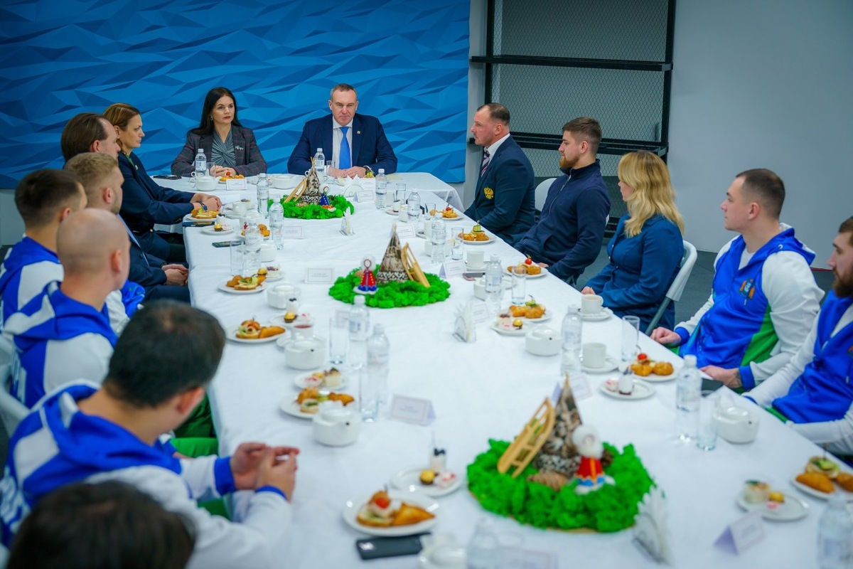    Руслан Кухарук поблагодарил югорских спортсменов — ветеранов СВО за успехи в следж-хоккее