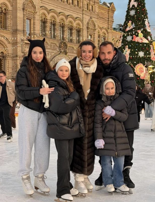    Ксения Бородина с Николаем Сердюковым и их дочками от прошлых браков, соцсети