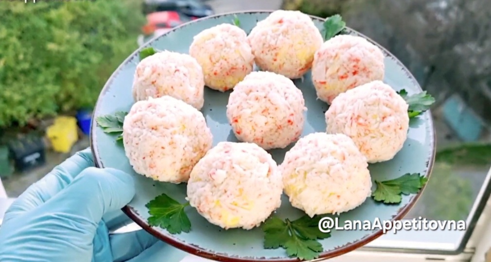 Шарики из крабовых палочек