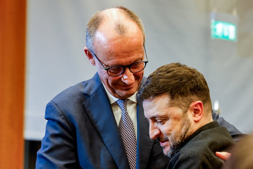    Зеленский в объятиях Мерца на экономическом форуме в Берлине REUTERS