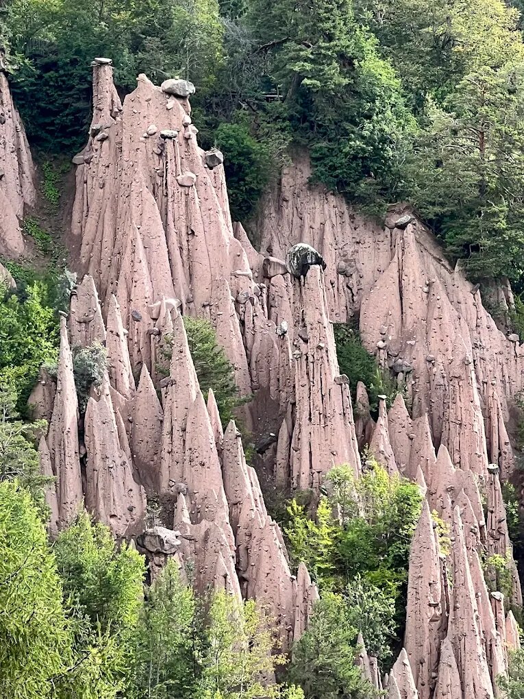 Земляные столбы Ренона. Они же пирамиды. 