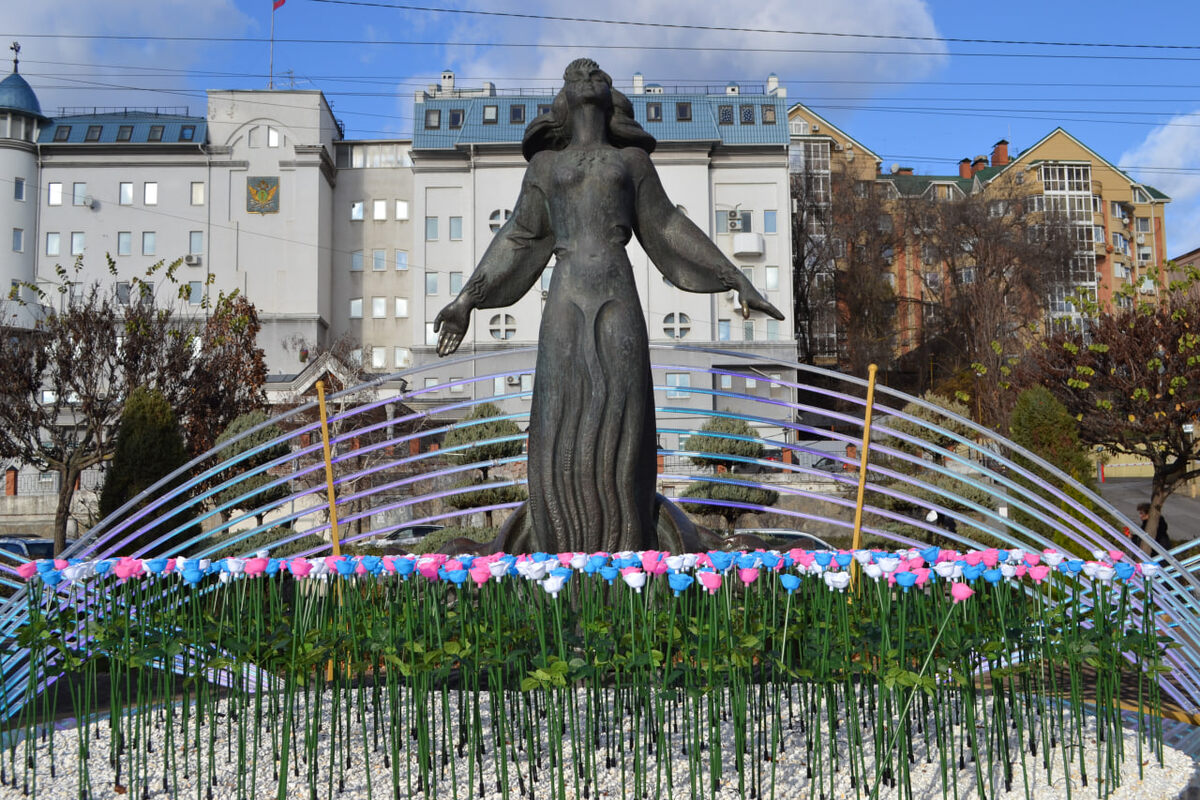 Набережная Ростова-на-Дону. Памятник Ростовчанке