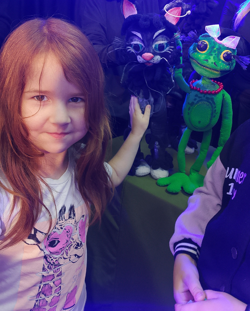 Алиса после кукольного спектакля