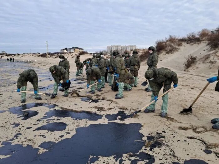 Сбор мазута в первые дни после разлива на побережье Черного моря //Фото: оперштаб Краснодарского края