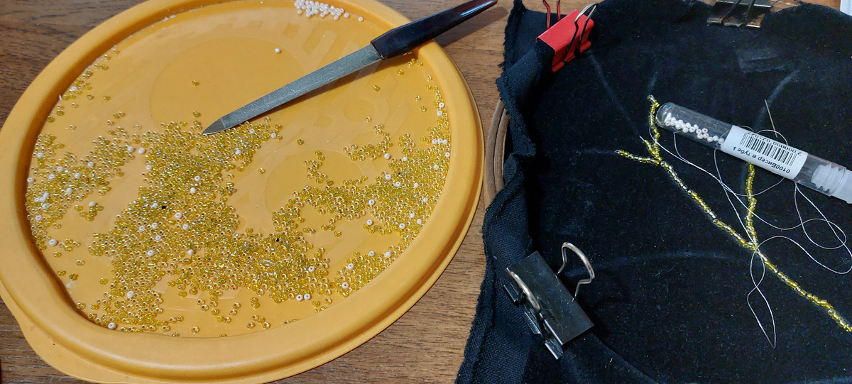 Пока шью золотом веточки, а листики предполагаются разными оттенками изумрудного и зеленого, смешанными вместе. Надеюсь, что получится интересно. 