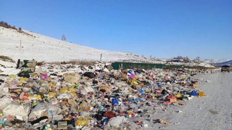 Дорога в красивейшее место в Чарыше, в Малый Бащелак. С одной стороны золотари природу там губят, а с другой-мусор некуда складировать и никто его не вывозит.