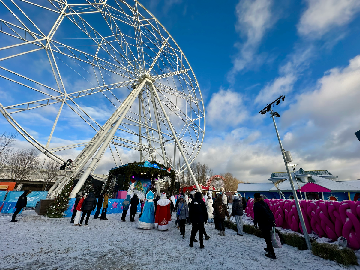 На сцене кто-то пел и танцевал, по парку гуляли разные герои и, конечно, Дед Мороз и Снегурочка. Тим с ними фоткаться отказался.