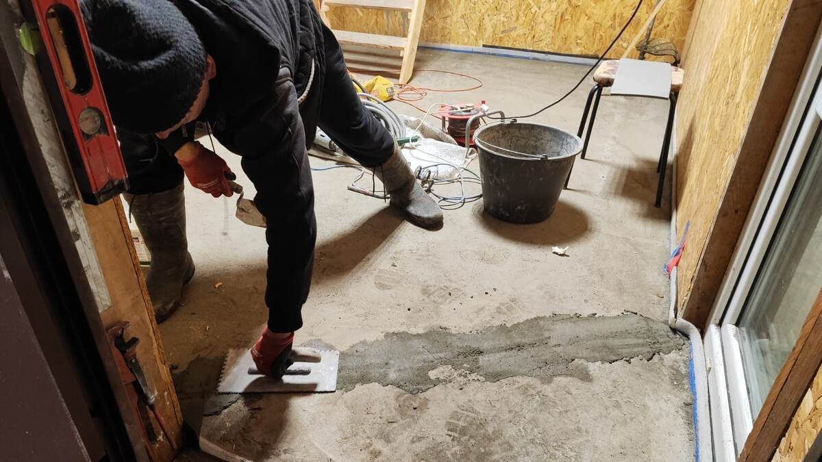 Плита готова и уже пришлось штробить - забыли заложить провод для розетки.