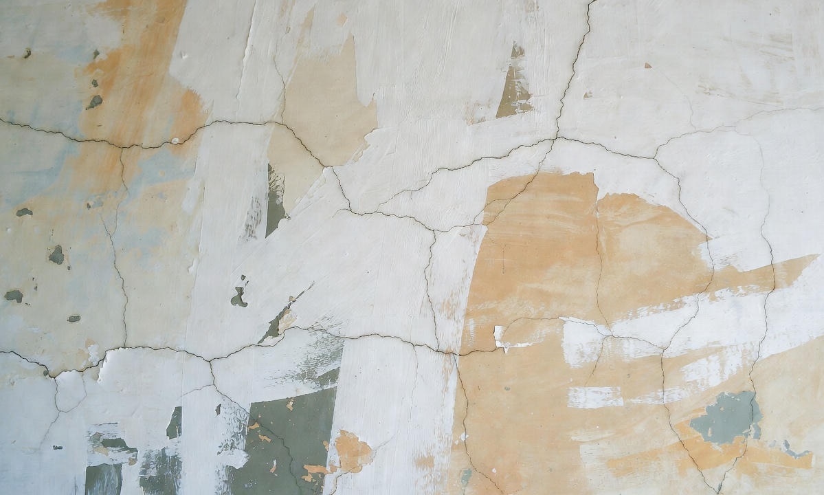 Фото 1: Неровная стена с трещинами перед ремонтом