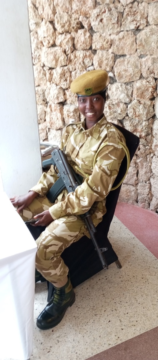 Ресорт охраняется вот такими шоколадными красотками, все как с конкурса красоты, одна другой краше.