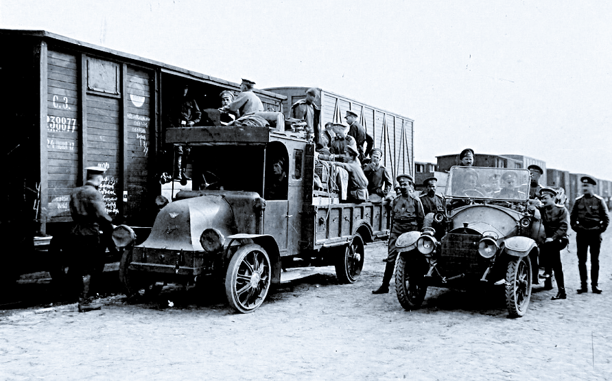 Эшелон отправляется на фронт.