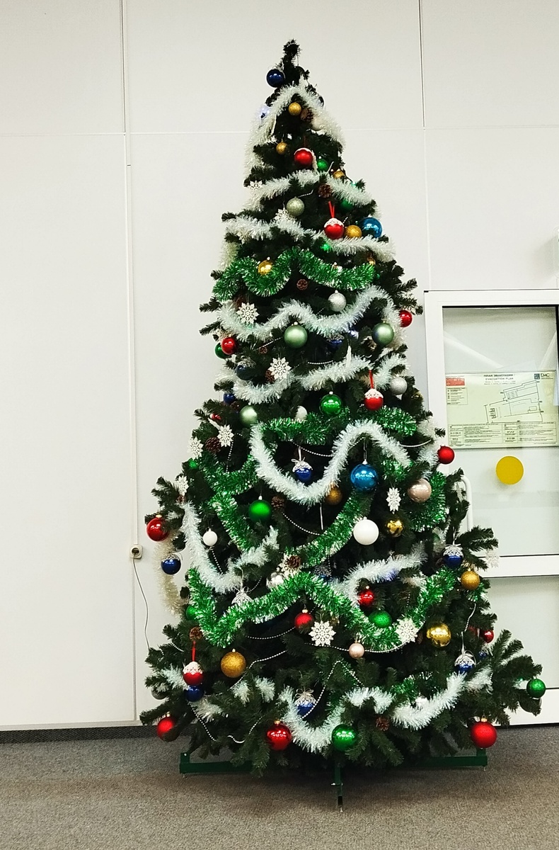 Новогоднее настроение. Ёлка в холле первого этажа в онкоцентре на улице Дурова. Фото автора, ЗДЕСЬ и далее.