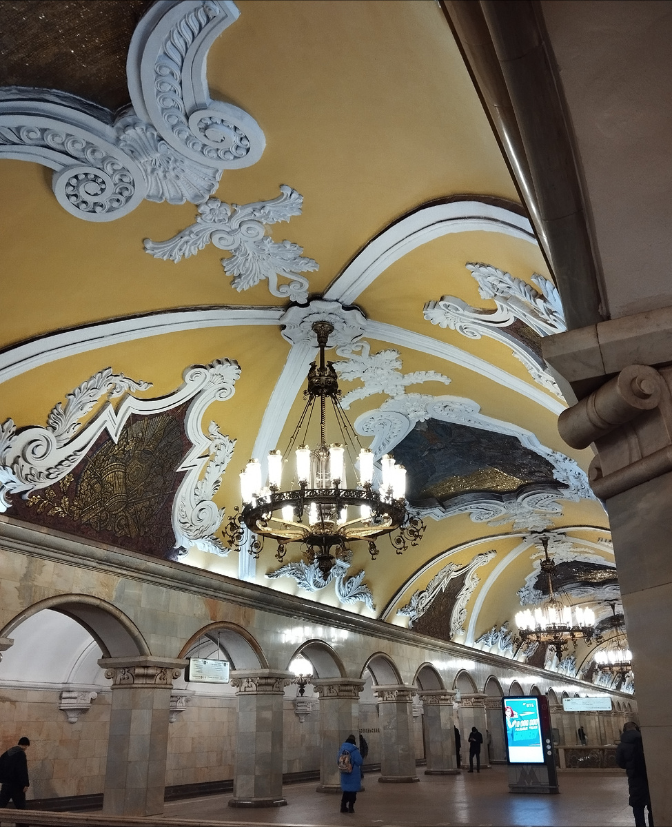 Станция метро Комсомольская.