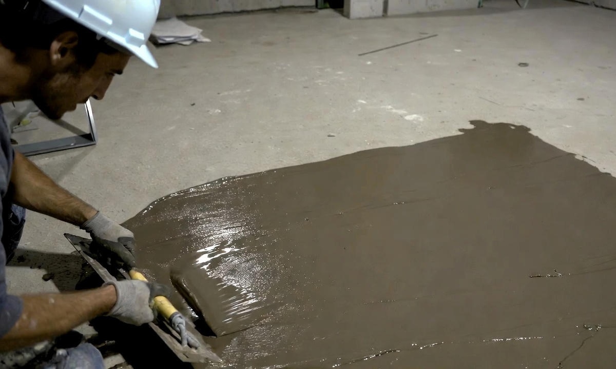 Фото 2: Нанесение наливного пола на основание