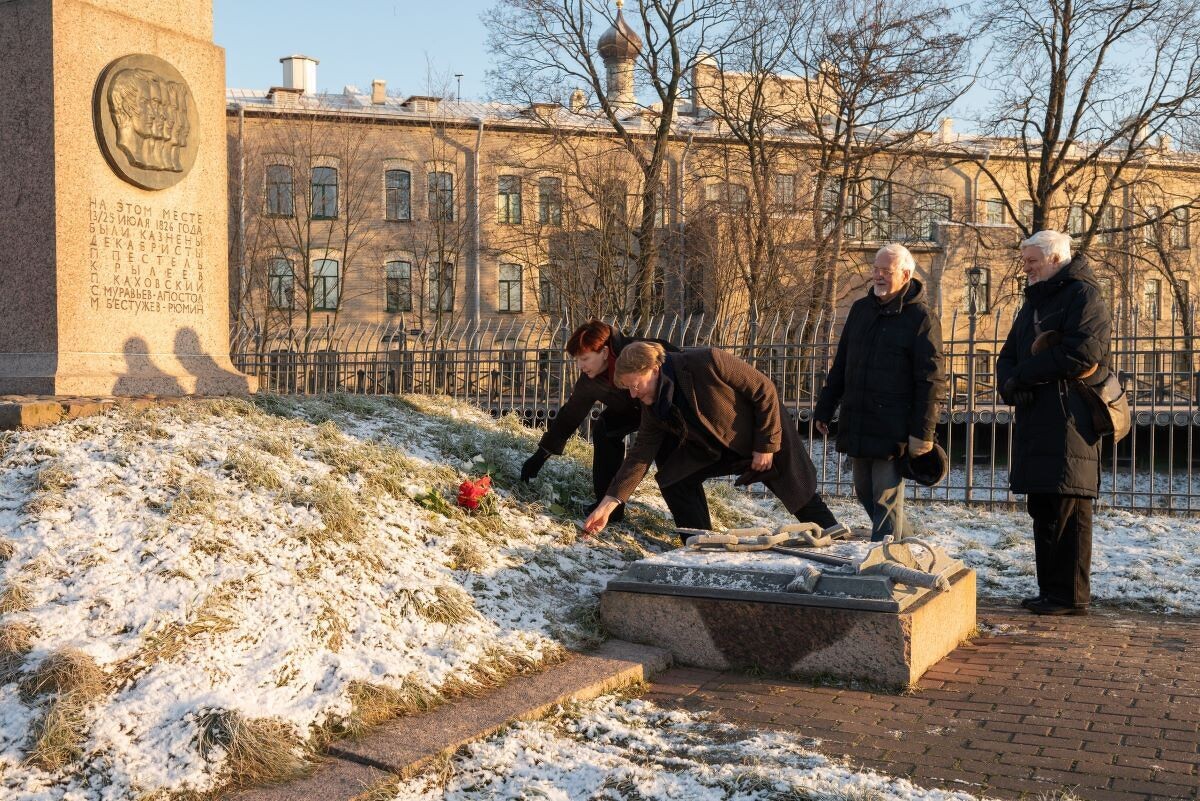 Красных революционных гвоздичек - да побольше