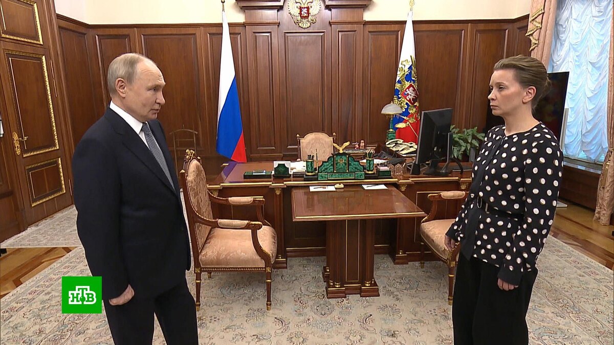    Путин вручил «Золотую звезду» вдове Героя России Чебнёва