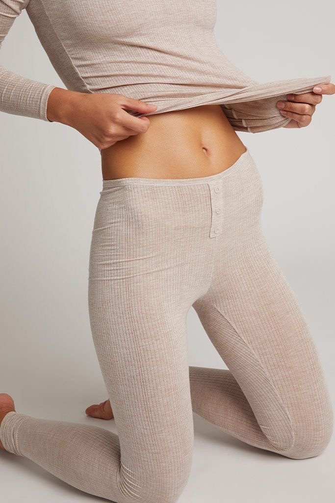 Если выбрать модели с интересной фактурой, принтами или кружевными вставками - они могут стать частью образа, если, например, выглядывают из-под свитера или водолазки.