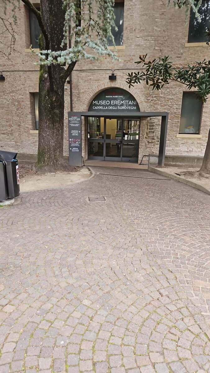 Вход в музей. В капеллу проход через него. 