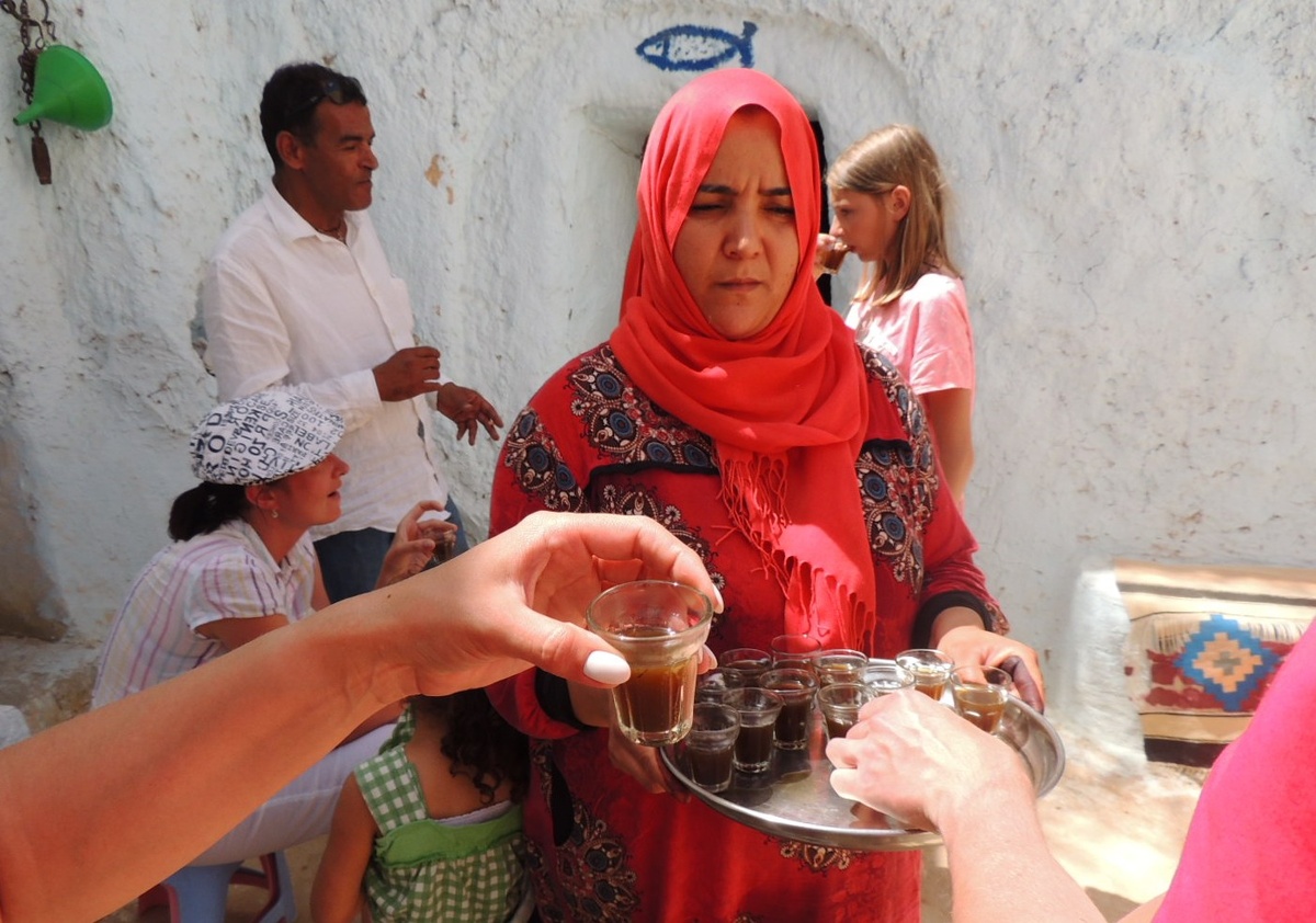 Хозяйка угошает чаем