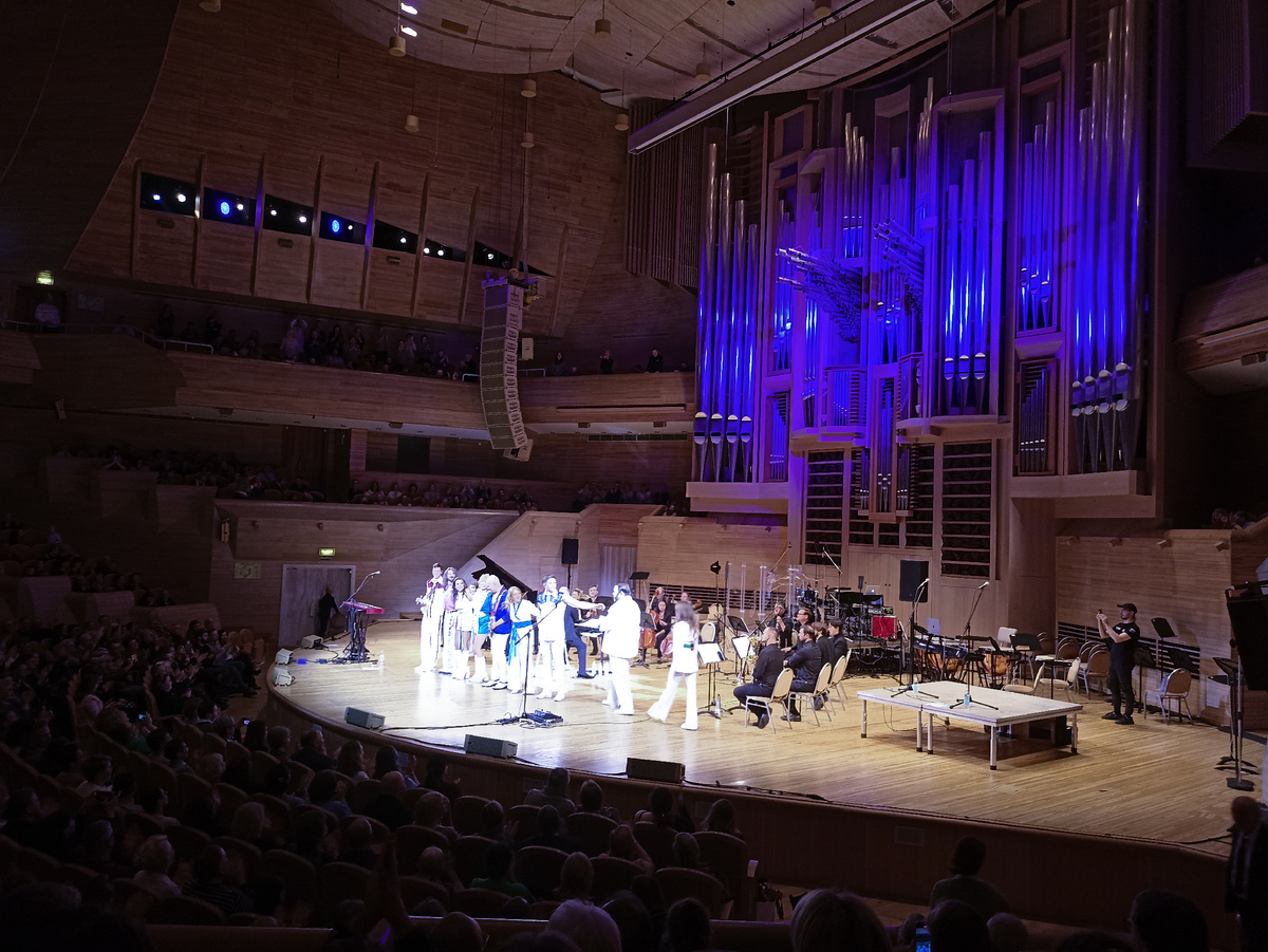 Выступление трибьют-группы "ABBA MIA". Фото автора