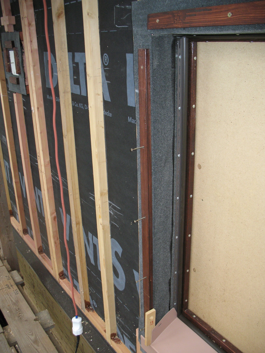 Вариант с накладками. Проще уложить и закрепить гидроизоляцию. Накладки лучше устанавливать не сразу, а по месту в процессе монтажа. Так будет проще учесть и компенсировать огрехи монтажа.