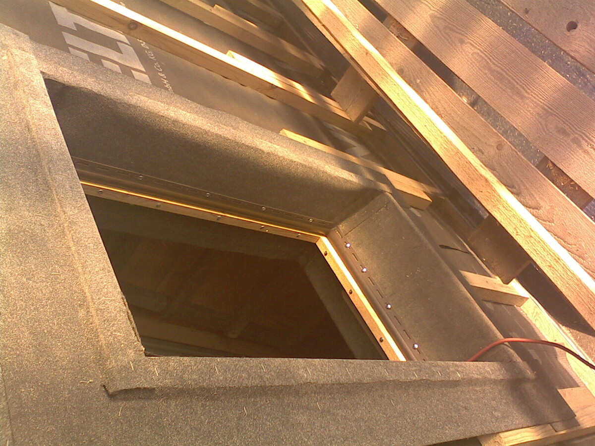 Оконный проём повторяет профиль околооконных панелей. Надо только предусмотреть гарантированный зазор (бруски обрамления должны минимум на 10 мм быть меньше внутренней части профиля).