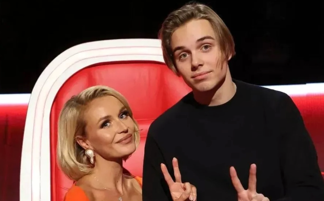 на фото Полина Гагарина с сыном Андреем