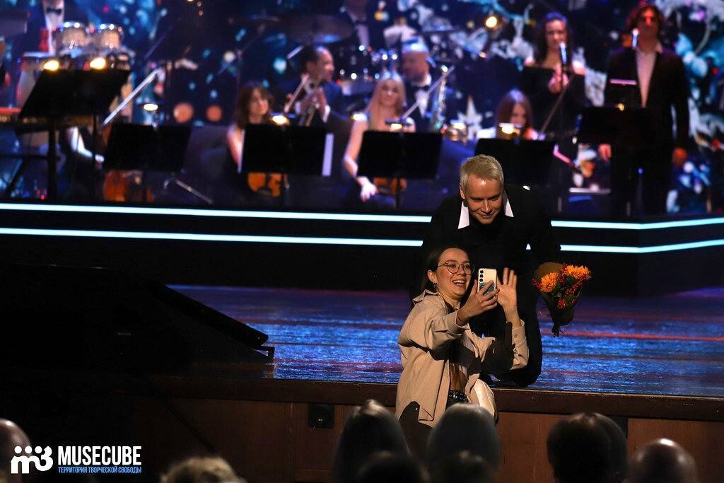 Смотришь на это фото, и понимаешь, что этот момент важен для SHAMANa настолько же, насколько и для девушки-поклонницы. Из интернета 