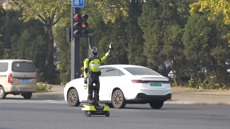 РОБОТ-ПОЛИЦЕЙСКИЙ В КИТАЕ. Фото из свободного пользования в интернете.