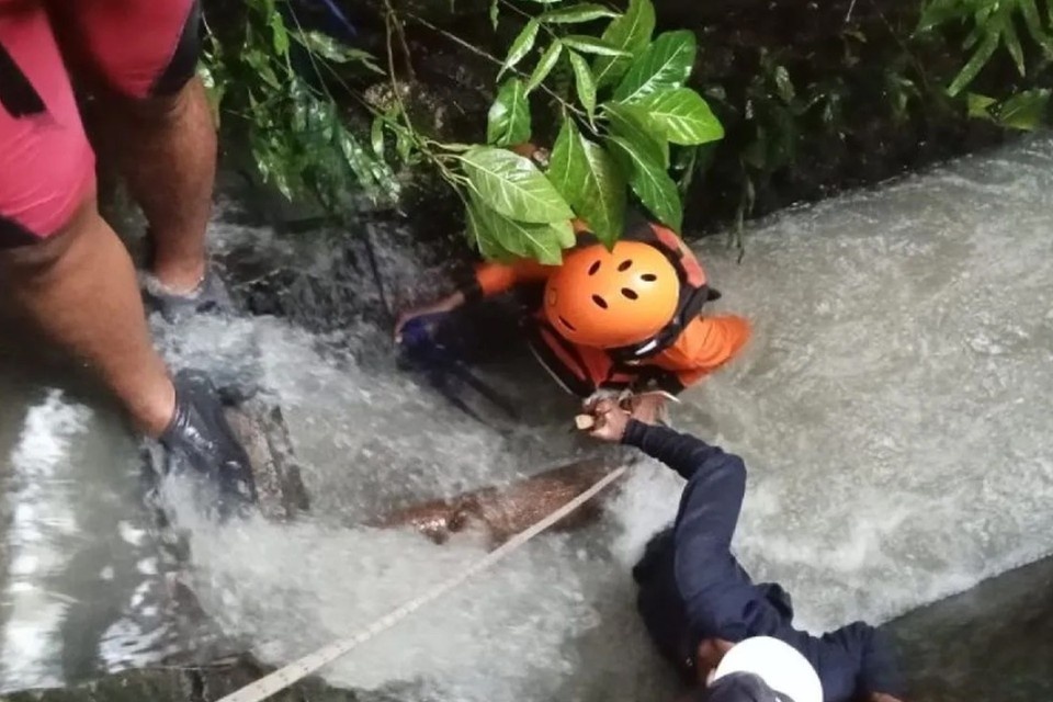    Тело девушки нашли под мостом, лишь когда вода спала. Фото: inp.polri.go.id