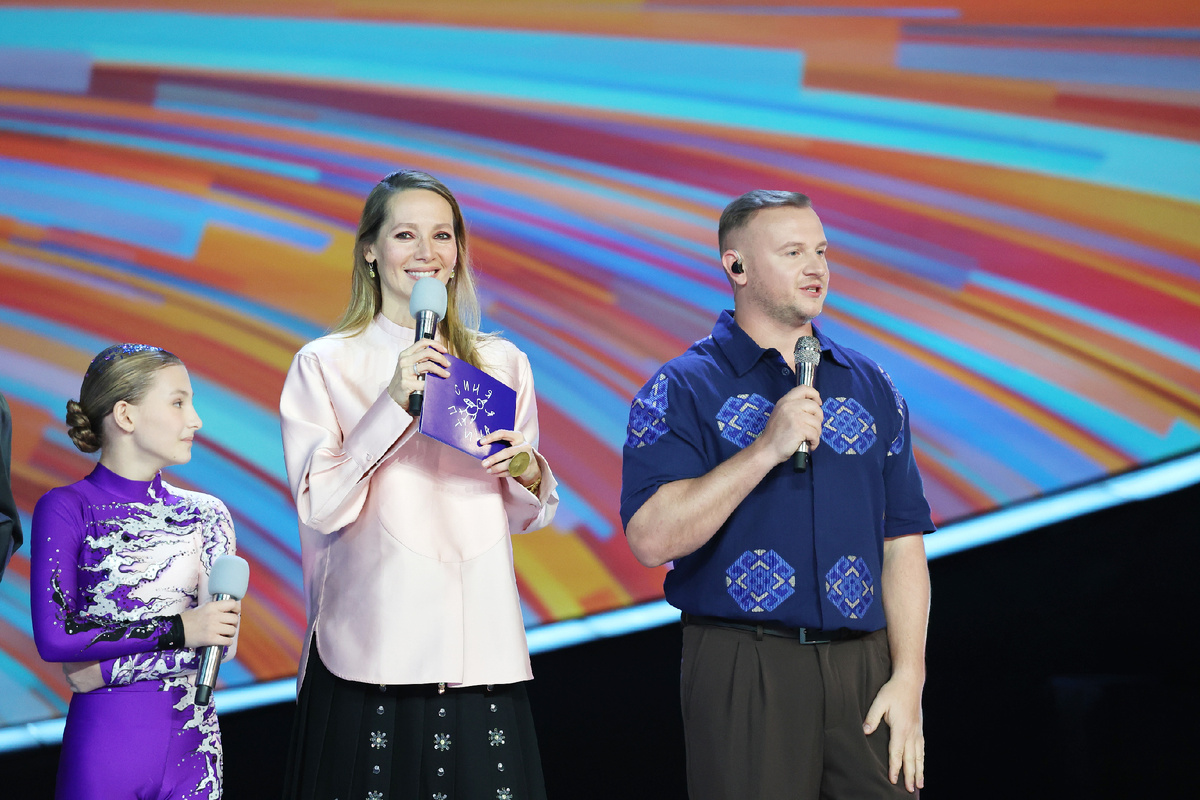 Дмитрий Журавлев, Дарья Златопольская, Кира Виноградова на конкурсе «Синяя птица». Фото: телеканал «Россия»