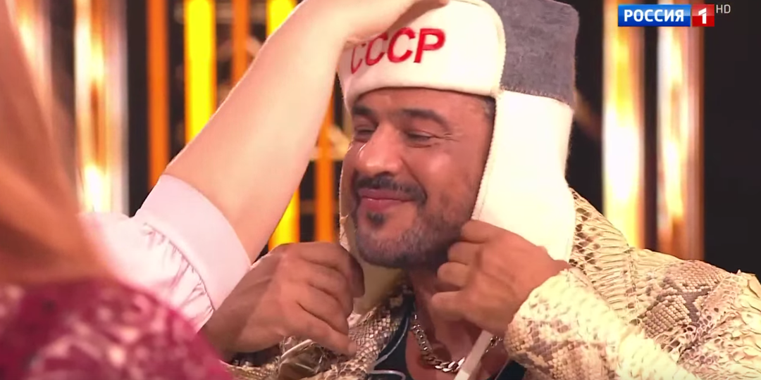 Эмре Алтуг (Орхан Корхан из "Зимородка") пьёт самогон и целуется с русской красавицей в передаче "Привет, Андрей"!