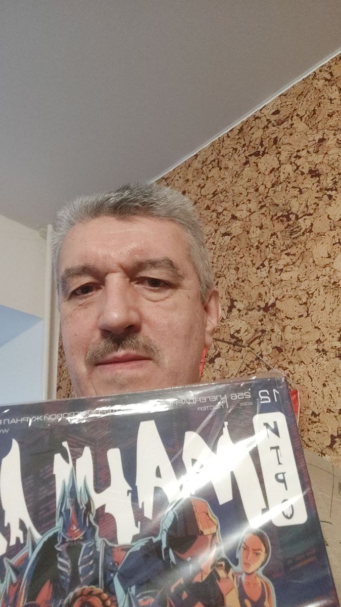 Леонид Витальевич Потапов с новым выпуском восставшего из пепла и ядерного огня журнала "Игромания" (декабрь 2025 года)